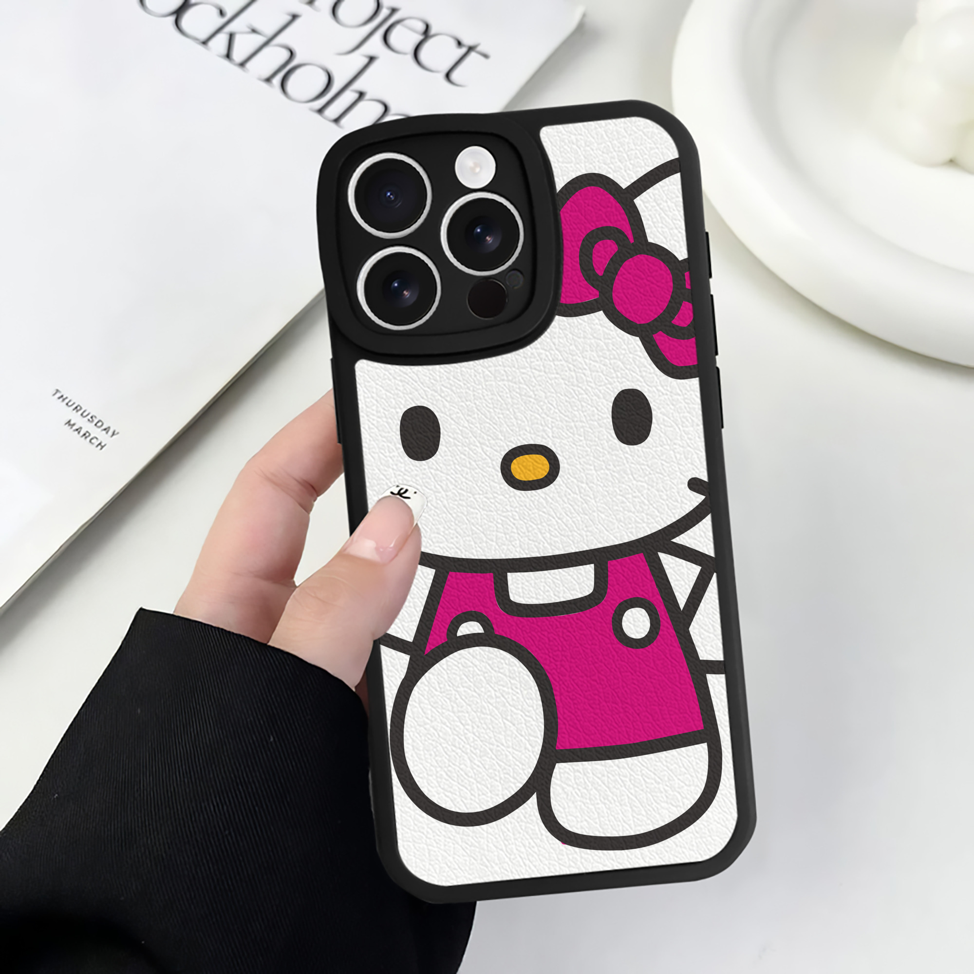 （画像用） Hello Kitty ハローキティ 【iPhone 16シリーズ対応】シリコンスマホケース（レザー調） 材質：シリコン